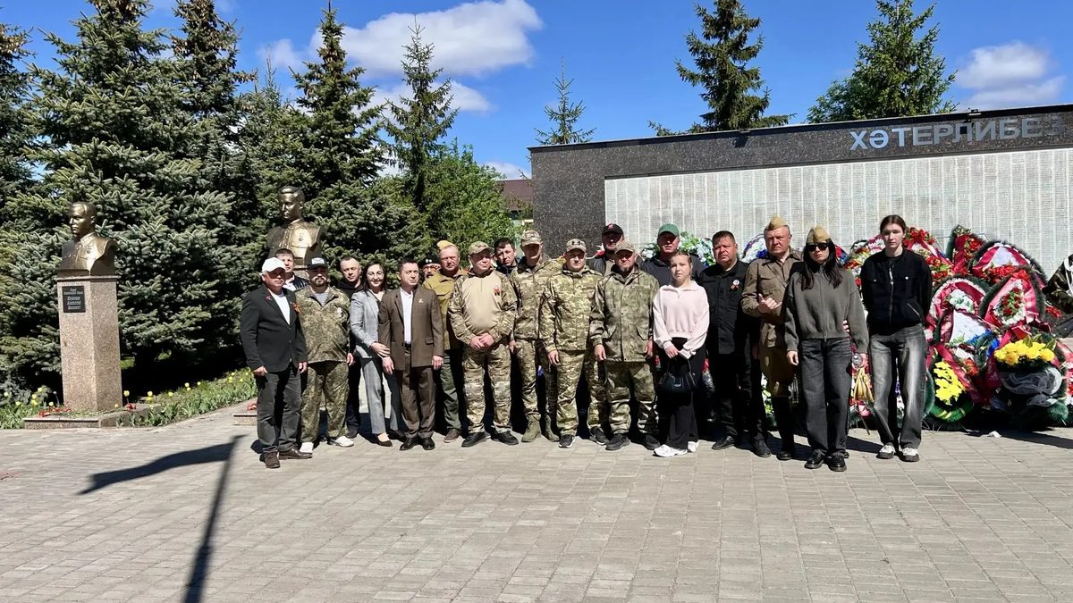 Возложение красных гвоздик к памятнику воина-освободителя в День Победы