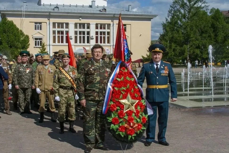 Возложение цветов к Вечному огню в День Победы