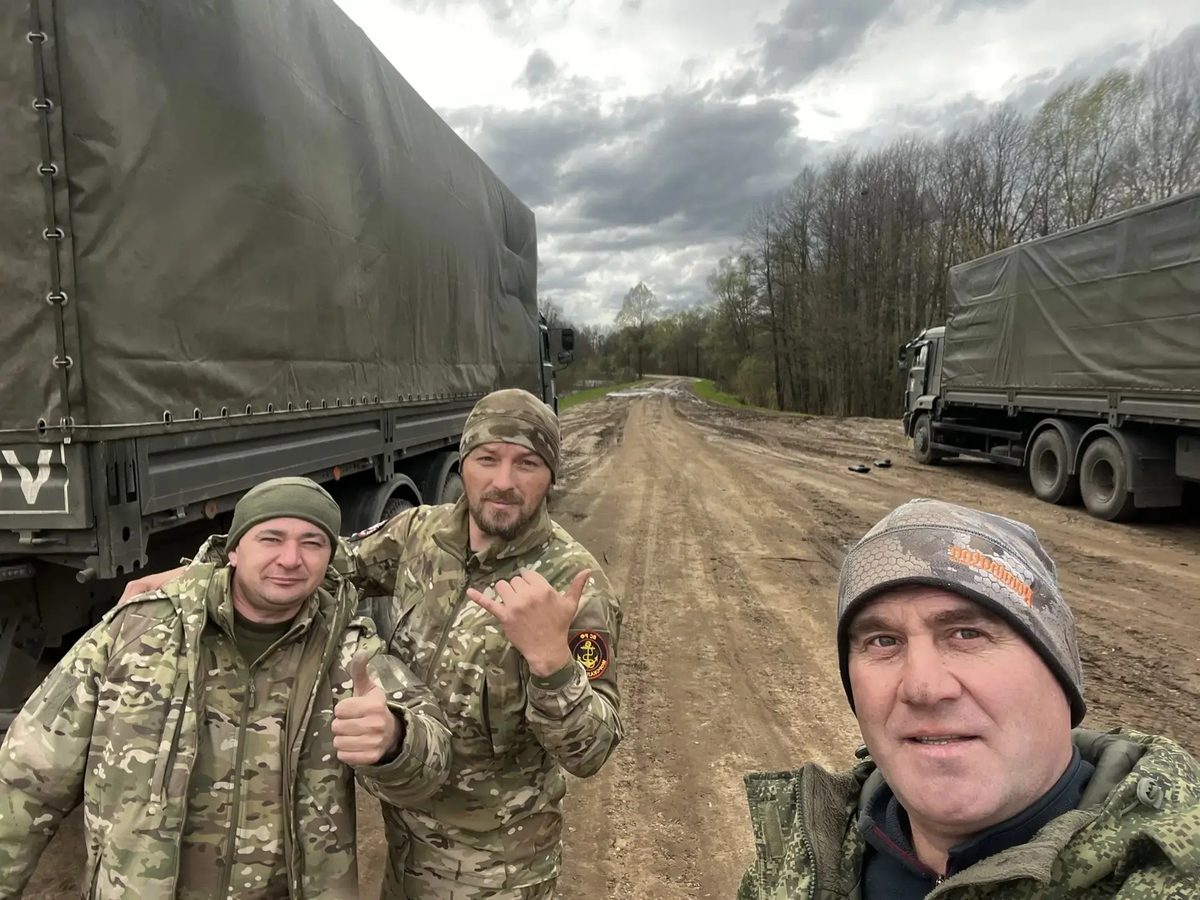 Погрузка пиломатериалов для бойцов 55-й дивизии морской пехоты